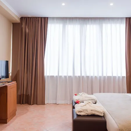 Raeli Lux 4*