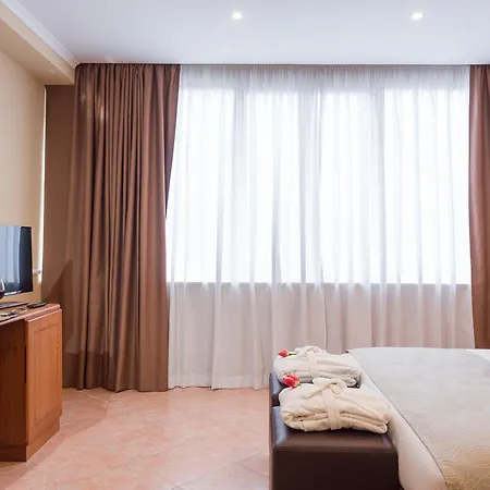 Raeli Lux 4*