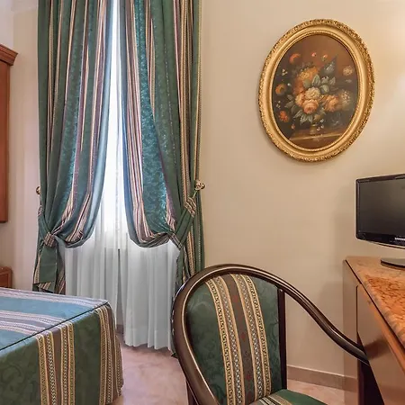 فندق Raeli Lux 4*