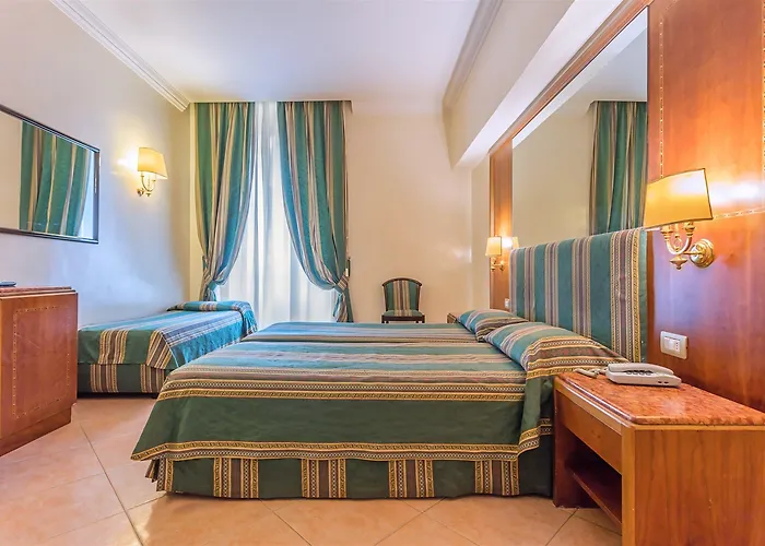 Raeli Lux فندق 4*