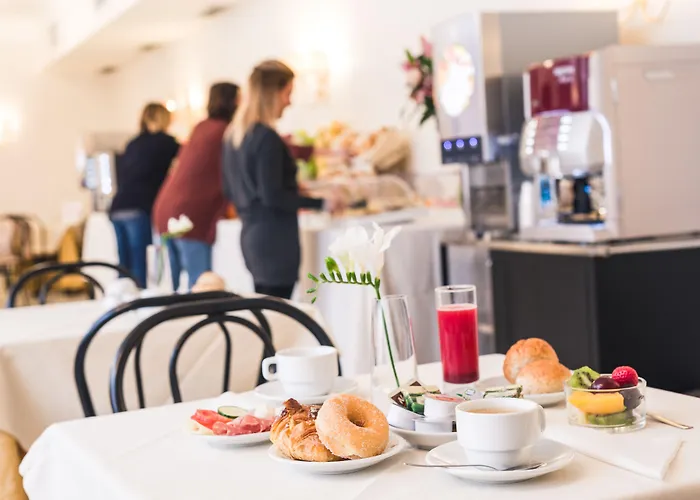 Raeli Lux فندق 4*