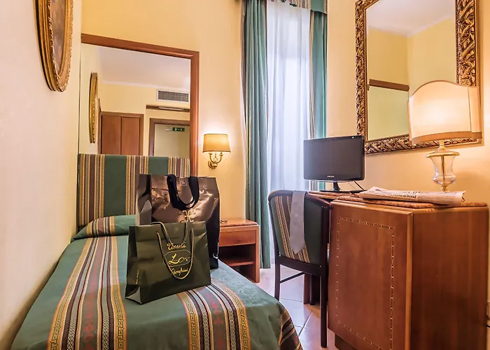 Raeli Lux فندق 4*