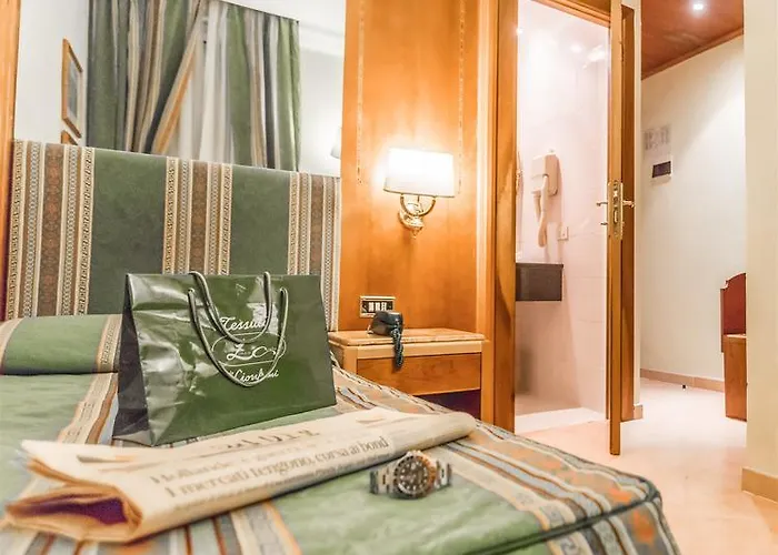 Raeli Lux فندق 4*