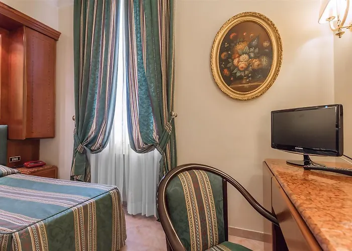 فندق Raeli Lux 4*