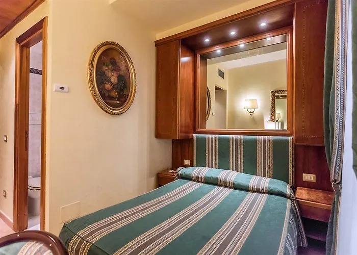 Raeli Lux فندق 4*