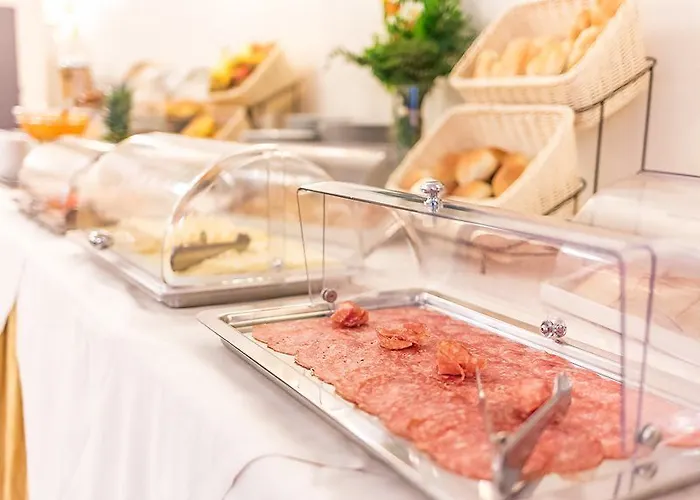 Raeli Lux فندق 4*