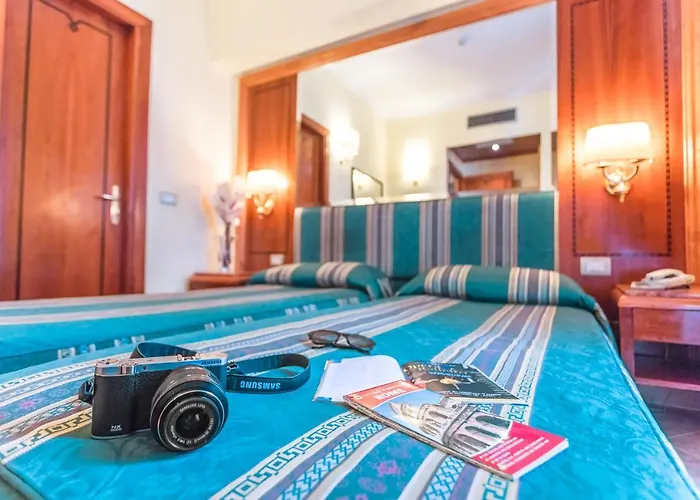 Raeli Lux فندق 4*